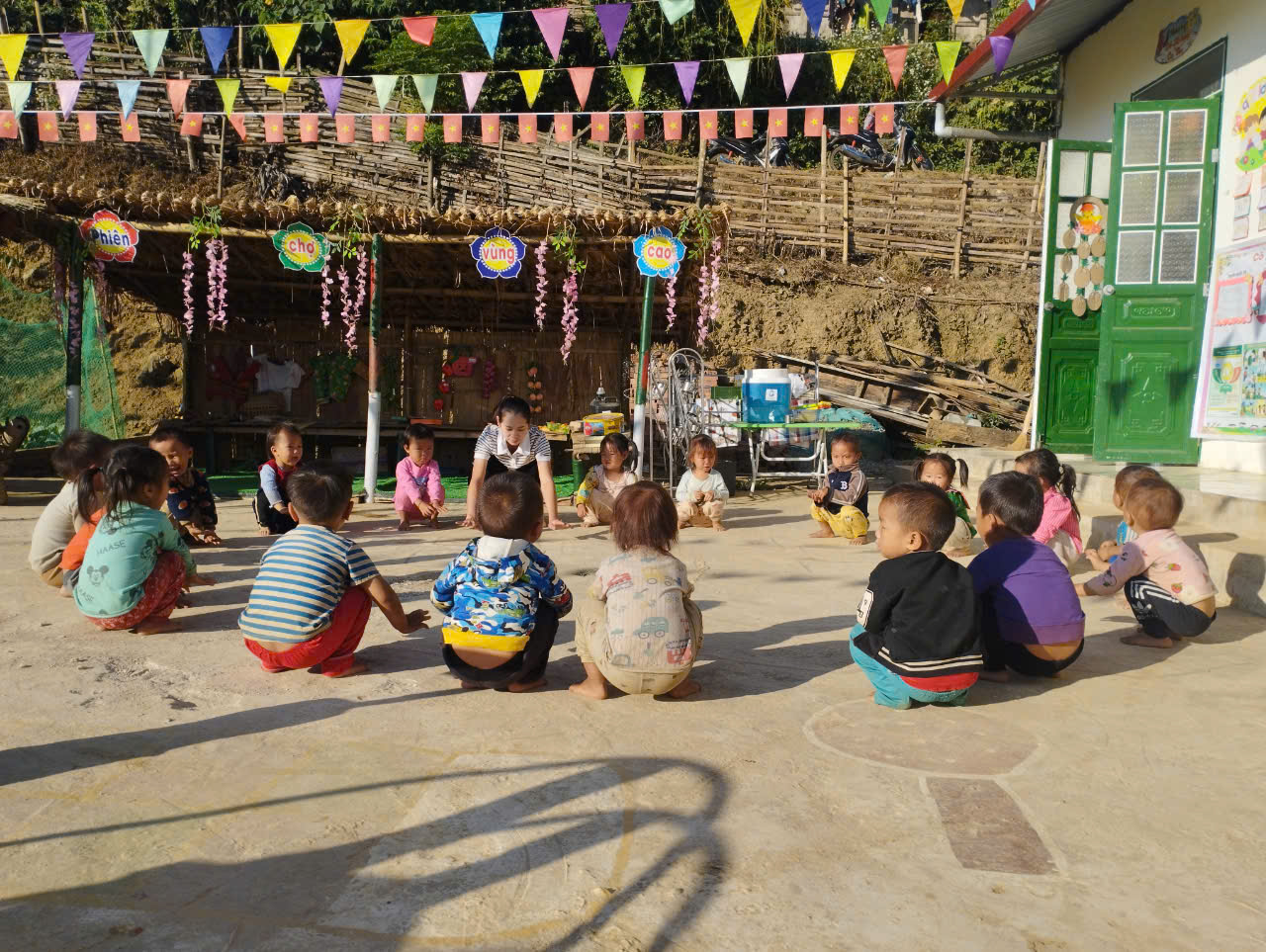 Trẻ gieo hạt cùng cô